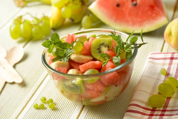 Sommerfruchtsalat Der Glasschale Wassermelone Pfirsich Trauben Banane Und Kiwi Nahaufnahme — Stockfoto