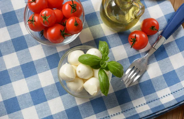 Małych Mozzarella Pomidorami Koktajlowymi Szklanej Misce Zbliżenie — Zdjęcie stockowe