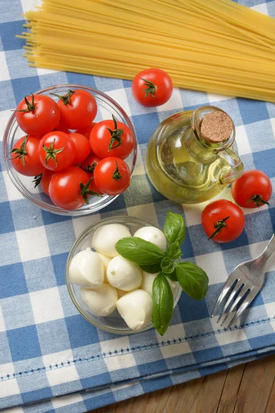 Small Mozzarella Cherry Tomatoes Glass Bowl Closeup — Stock Photo, Image