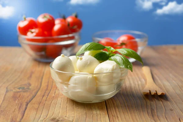 Kleiner Mozzarella Mit Kirschtomaten Der Glasschüssel Nahaufnahme — Stockfoto