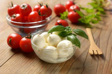 kiraz domates cam kase - portre ile küçük mozzarella peyniri