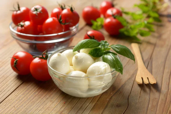 Small Mozzarella Cherry Tomatoes Glass Bowl Closeup — Stock Photo, Image