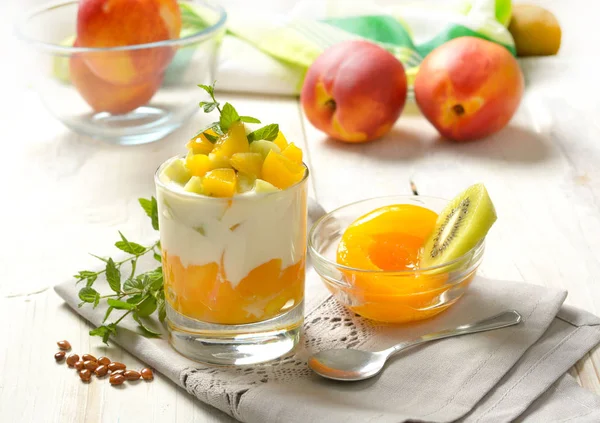 Dessert Mit Pfirsichen Sirup Kiwi Und Joghurt Nahaufnahme — Stockfoto