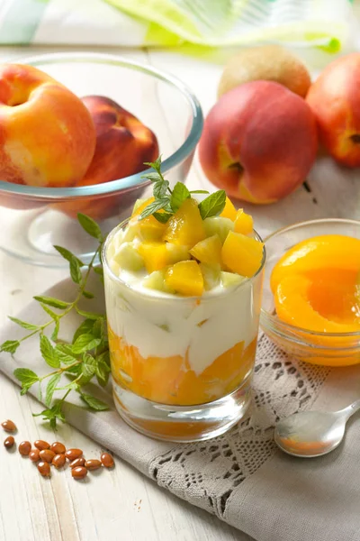 Dessert Met Perziken Siroop Kiwi Yoghurt Closeup — Stockfoto