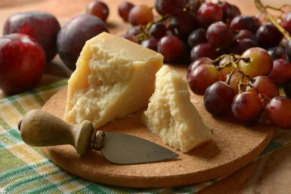 Parmesan Cheese Table Bunch Grapes Closeup — Stock Photo, Image