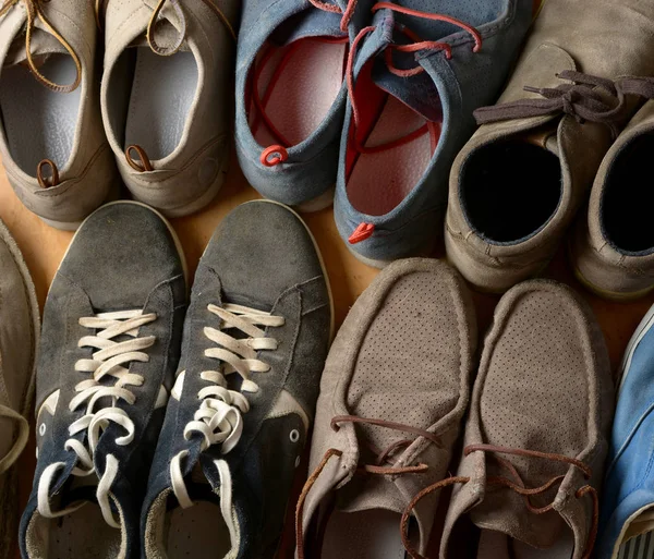 Erkek ayakkabıları ahşap masa - portre tarih yığını