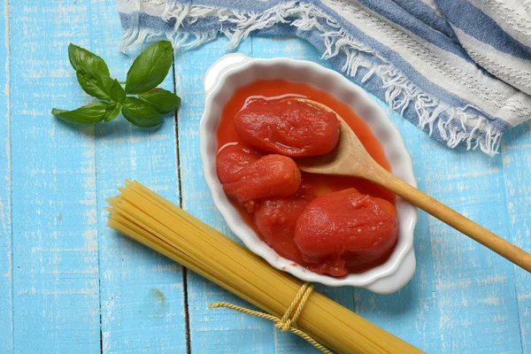 Italiaanse Gepelde Tomaten Witte Bowl Closeup — Stockfoto