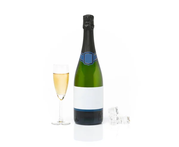 Champagneflaska Med Pokal Och Ice Vit Bakgrund Närbild — Stockfoto