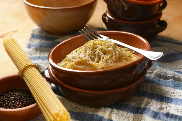 Špagety Sýrem Pecorino Sýr Pepř Tradiční Recept Římské Kuchyně Italské — Stock fotografie