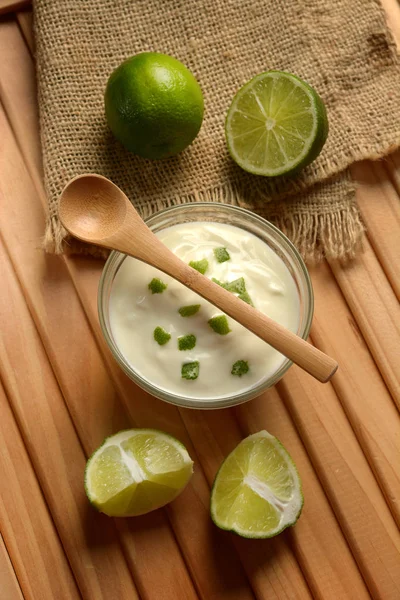 Joghurt Mit Limettensaft Und Früchten Nahaufnahme — Stockfoto