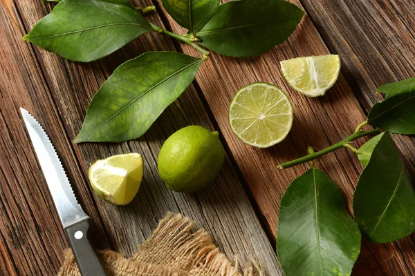 Lime Frukt Med Blad Träbord Tropisk Frukt Med Antioxiderande Egenskaper Royaltyfria Stockbilder