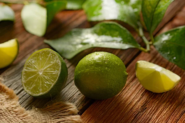 Lime Frukt Med Blad Träbord Tropisk Frukt Med Antioxiderande Egenskaper Stockbild