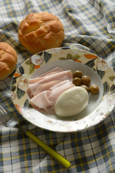 Przekąska Piersi Indyka Włoski Mozzarella Oliwki Zbliżenie — Zdjęcie stockowe