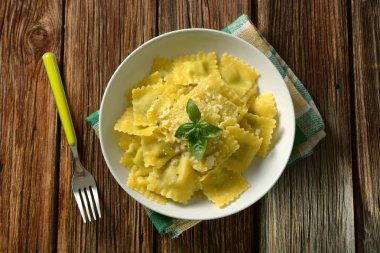 Ispanak ve ricotta peyniri ve fesleğen - İtalyan gıda - portre ile mantı dolması