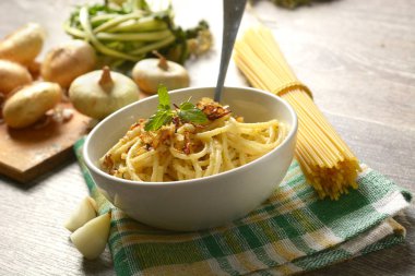 Beyaz kase - İtalyan mutfağının geleneksel tarifi - tatlı kızarmış soğan spagetti