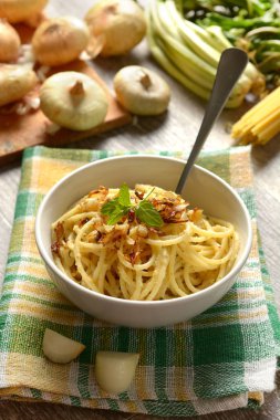 Beyaz kase - İtalyan mutfağının geleneksel tarifi - tatlı kızarmış soğan spagetti