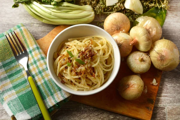 Spaghetti Fried Onion White Bowl Traditional Recipe Italian Cuisine Closeup — Stock Photo, Image