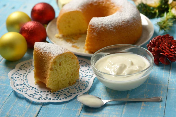 Donut Shaped Yogurt Cake Christmas Decorations Closeup — Stock Photo, Image