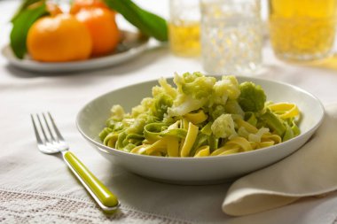 Karnabahar ve mandalina arka planda - portre ile yumurta noodles