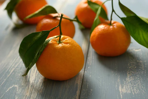 Sizilianische Mandarinen Auf Dem Farbigen Holztisch Nahaufnahme — Stockfoto