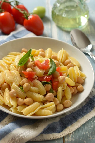 Macarrão Nhoque Italiano Com Tomate Manjericão Grão Bico Close — Fotografia de Stock