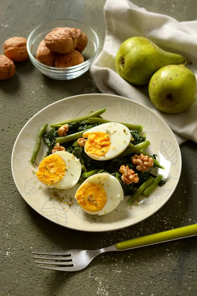 Hartgekochte Eier Mit Spinatsalat Grünen Bohnen Und Walnüssen Nahaufnahme — Stockfoto