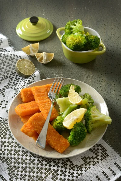 Fischstäbchen Mit Brokkoli Und Zitronengarnitur Nahaufnahme — Stockfoto