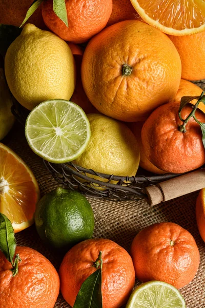 各种柑橘类水果堆 富含维生素 和抗氧化剂的水果 特写镜头 — 图库照片