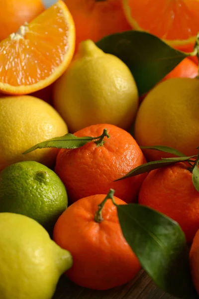 各種柑橘系の果物 果物の豊富なビタミン と抗酸化物質 クローズ アップのヒープ — ストック写真