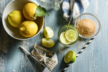 susuzluk-su verme kireç içki cam - tatlı meyve dilimleri ile