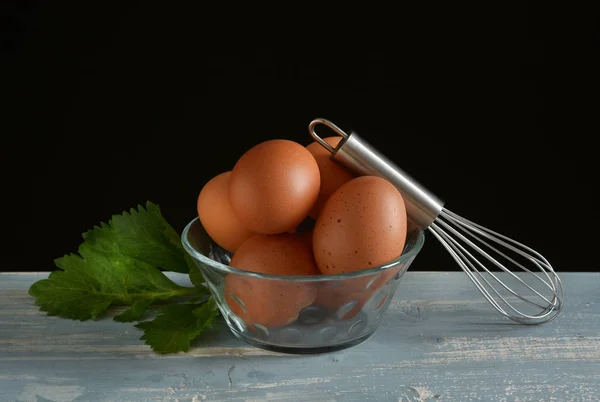 Eier Der Glasschale Auf Dem Holztisch Nahaufnahme — Stockfoto