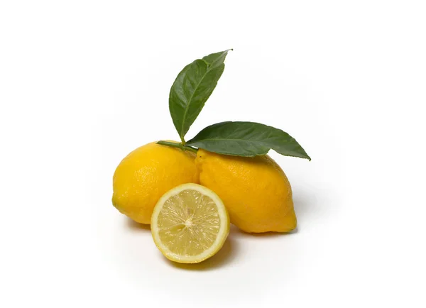 クローズ アップの白い背景の上の黄色のシチリア レモン — ストック写真