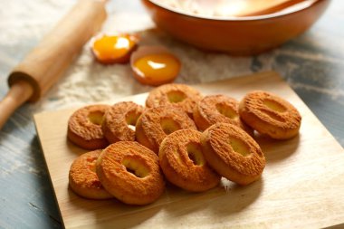 -Yatay - closeup çevresinde malzemelerle yumurta kurabiye