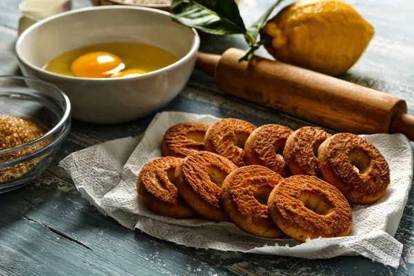 Biscotti All Uovo Con Ingredienti Intorno Orizzontale Primo Piano — Foto Stock