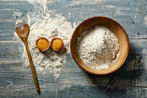 小麦粉と卵の木製テーブル クローズ アップ — ストック写真