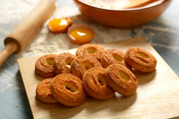 -Yatay - closeup çevresinde malzemelerle yumurta kurabiye