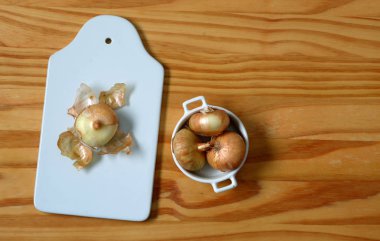 Beyaz seramik Pano ve soğan - yatay doğrama