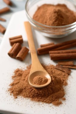 beyaz kesme tahtası üzerinde toz tarçın