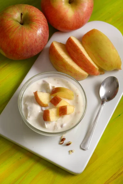 Yogurt de manzana en el tazón de cristal con fruta alrededor - primer plano —  Fotos de Stock
