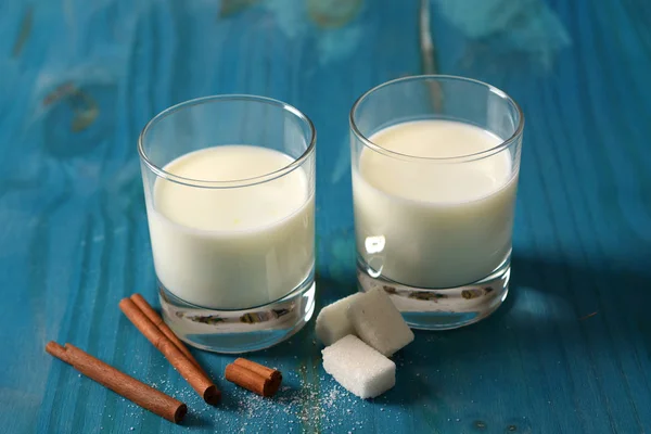 Färsk mjölk i glas med sockerbitar — Stockfoto