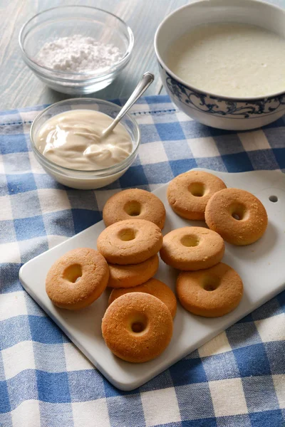 Galletas de yogur fragantes con ingredientes alrededor —  Fotos de Stock