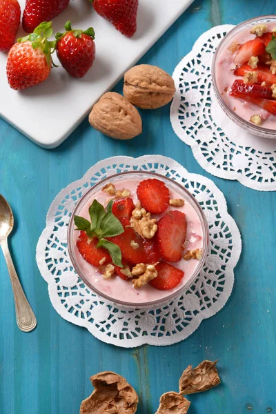 Dessert aux fraises avec morceaux de noix - gros plan — Photo