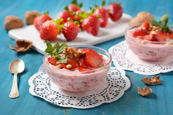 Dessert aux fraises avec morceaux de noix - gros plan — Photo