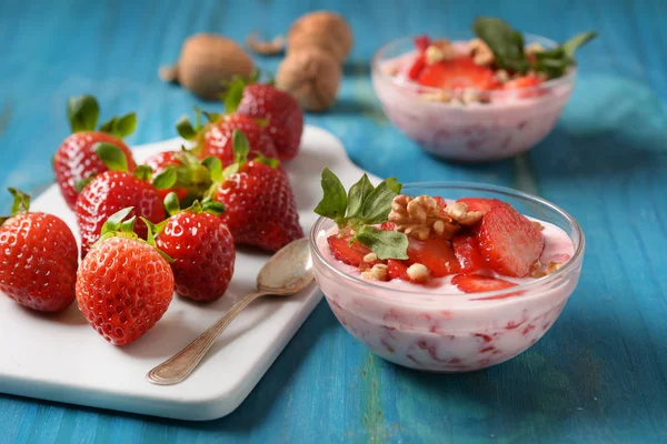 Postre de fresa con trozos de nuez - primer plano — Foto de Stock