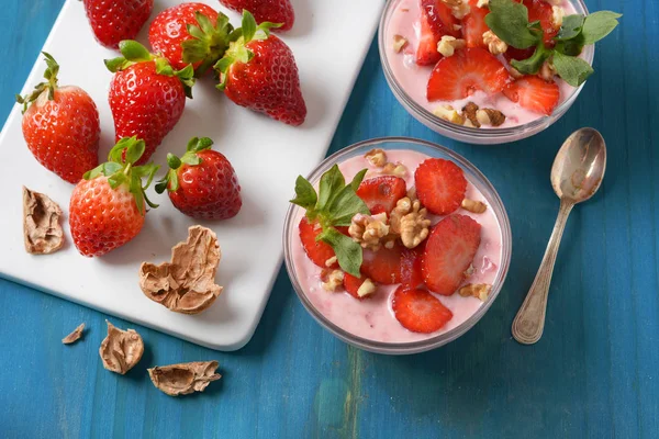 Dessert aux fraises avec morceaux de noix - gros plan — Photo