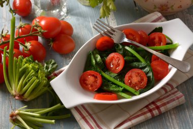 kiraz domates ile haşlanmış ıspanak