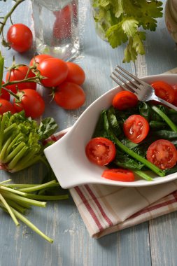 kiraz domates ile haşlanmış ıspanak