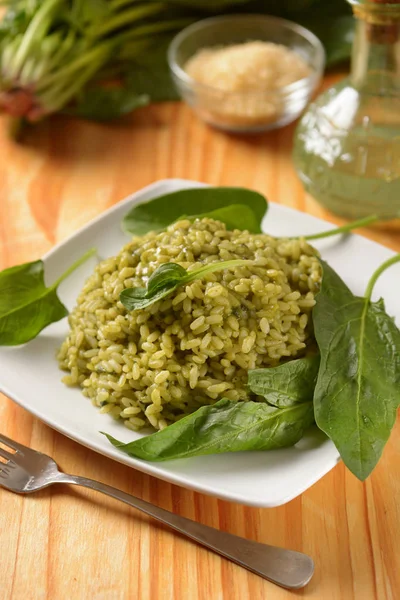 Italian risotto with spinach in the white dish - vegetarian reci — Stock Photo, Image