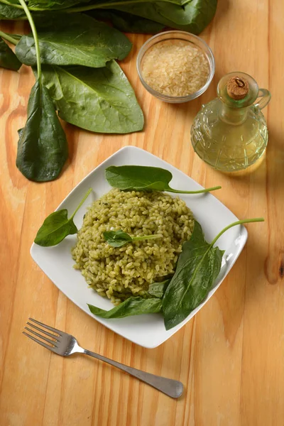 Italian risotto with spinach in the white dish - vegetarian reci — Stock Photo, Image