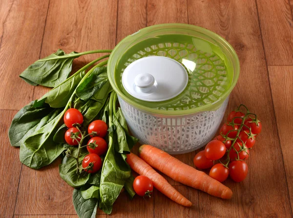 Asciugatrice centrifuga per insalata con verdure intorno — Foto Stock